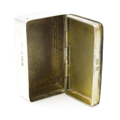 502 - A silver pill box with gilded interior, hallmarked Birmingham 1904. Approx 1 3/8