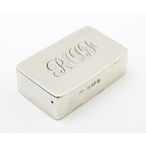 502 - A silver pill box with gilded interior, hallmarked Birmingham 1904. Approx 1 3/8