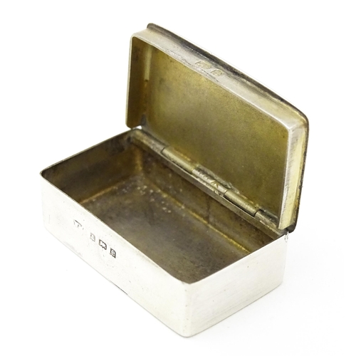 502 - A silver pill box with gilded interior, hallmarked Birmingham 1904. Approx 1 3/8