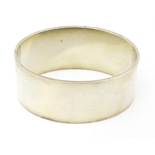 526 - A silver napkin ring of oval form, hallmarked Birmingham 1942, maker J B Chatterley & Sons Ltd.