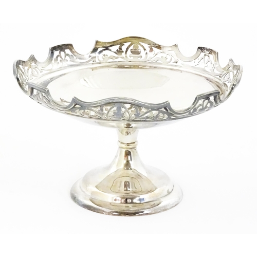 560 - A quantity of silver plated wares to include and oval tray, tazza, flatware / cutlery etc.