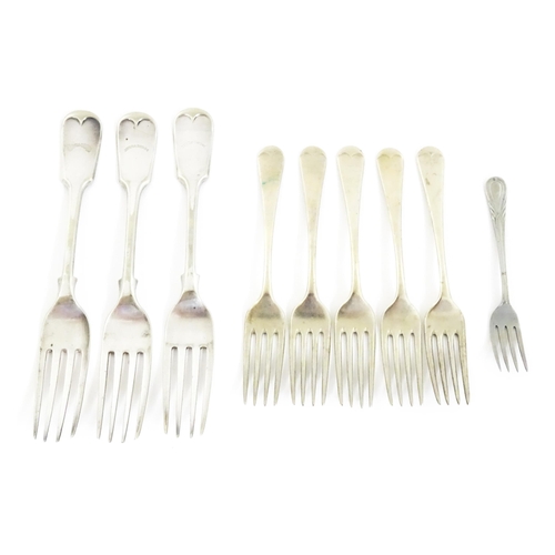 560 - A quantity of silver plated wares to include and oval tray, tazza, flatware / cutlery etc.