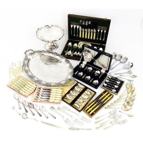 560 - A quantity of silver plated wares to include and oval tray, tazza, flatware / cutlery etc.