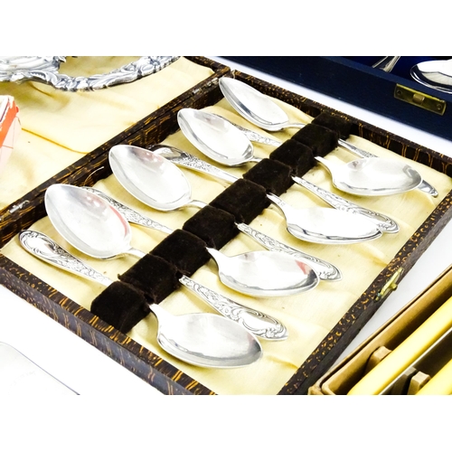 560 - A quantity of silver plated wares to include and oval tray, tazza, flatware / cutlery etc.