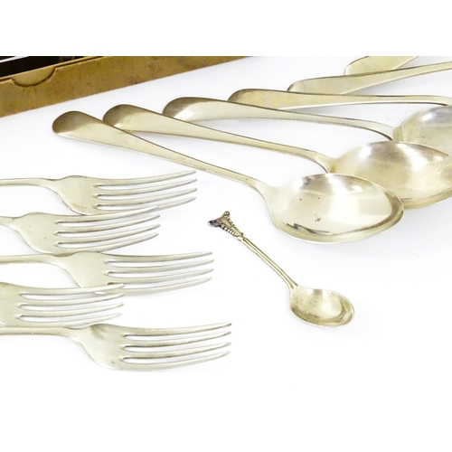 560 - A quantity of silver plated wares to include and oval tray, tazza, flatware / cutlery etc.