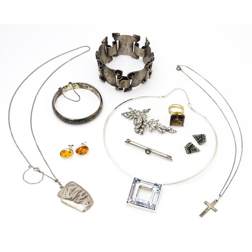 723 - A quantity of assorted jewellery to include a silver choker necklace, a silver bangle formed bracele... 