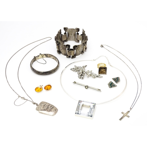 723 - A quantity of assorted jewellery to include a silver choker necklace, a silver bangle formed bracele... 