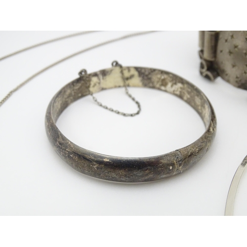 723 - A quantity of assorted jewellery to include a silver choker necklace, a silver bangle formed bracele... 