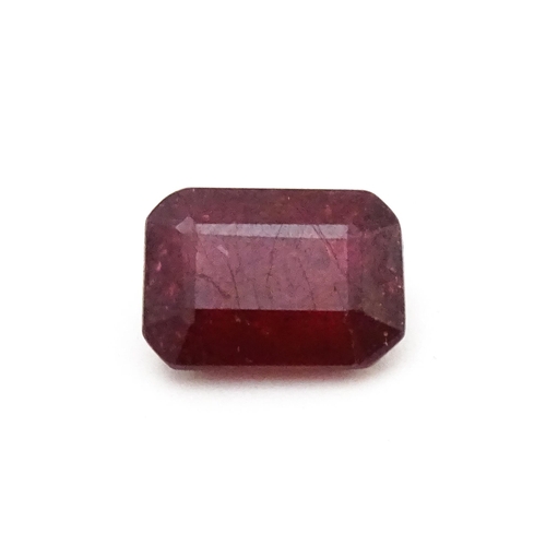 733 - A red spinel stone. Unmounted. Approx 3/8