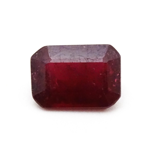 733 - A red spinel stone. Unmounted. Approx 3/8