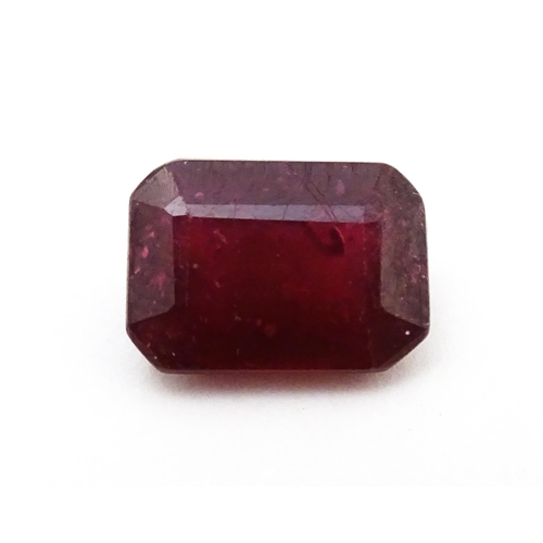 733 - A red spinel stone. Unmounted. Approx 3/8