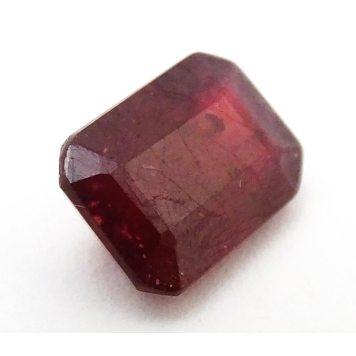 733 - A red spinel stone. Unmounted. Approx 3/8