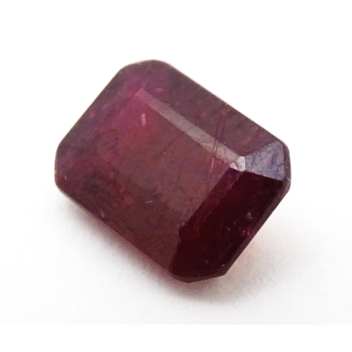 733 - A red spinel stone. Unmounted. Approx 3/8