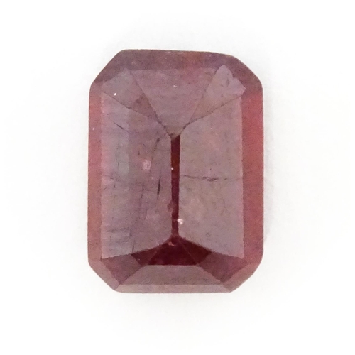 733 - A red spinel stone. Unmounted. Approx 3/8