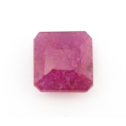 736 - A red spinel stone. Unmounted. Approx 3/8