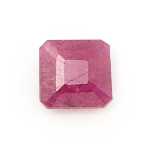 736 - A red spinel stone. Unmounted. Approx 3/8