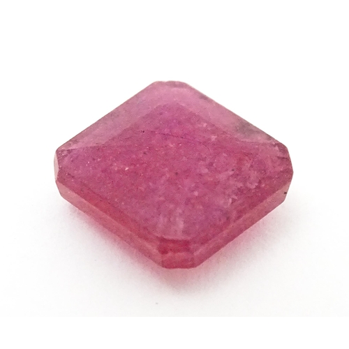 736 - A red spinel stone. Unmounted. Approx 3/8