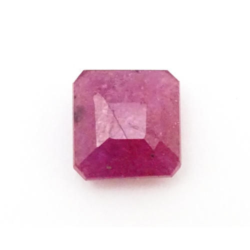 736 - A red spinel stone. Unmounted. Approx 3/8