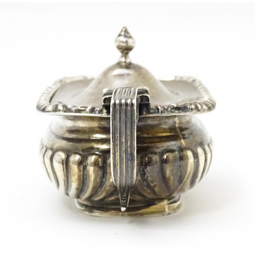 485 - A silver mustard pot with blue glass liner hallmarked Chester 1899, maker Minshull & Latimer. Approx... 