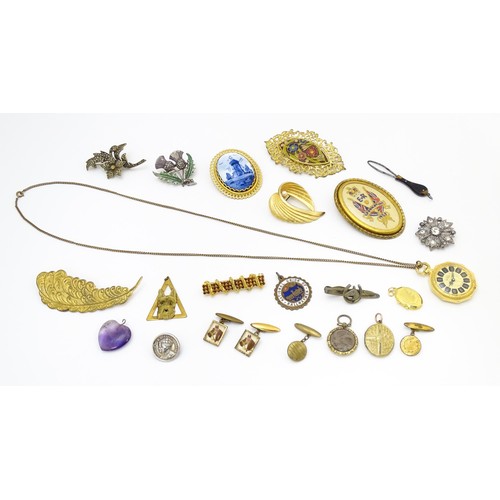 724A - A quantity of assorted jewellery to include brooches, pendants, cufflinks including a gilt metal pen... 