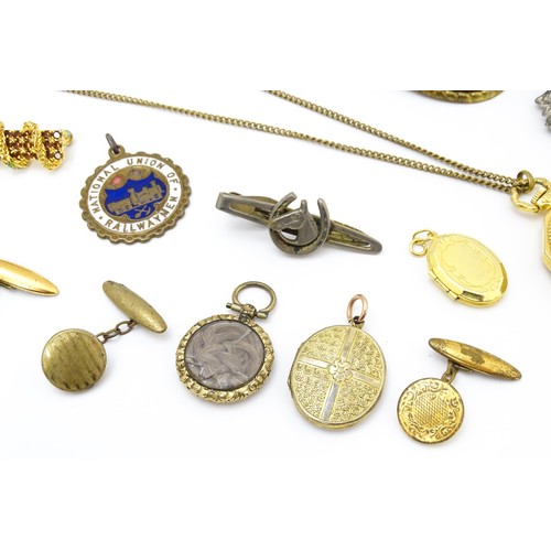 724A - A quantity of assorted jewellery to include brooches, pendants, cufflinks including a gilt metal pen... 