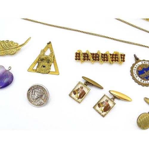 724A - A quantity of assorted jewellery to include brooches, pendants, cufflinks including a gilt metal pen... 