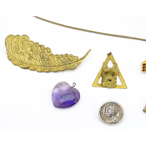 724A - A quantity of assorted jewellery to include brooches, pendants, cufflinks including a gilt metal pen... 