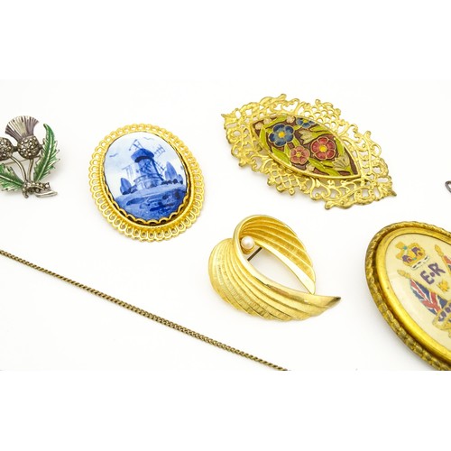 724A - A quantity of assorted jewellery to include brooches, pendants, cufflinks including a gilt metal pen... 