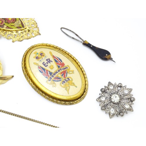 724A - A quantity of assorted jewellery to include brooches, pendants, cufflinks including a gilt metal pen... 