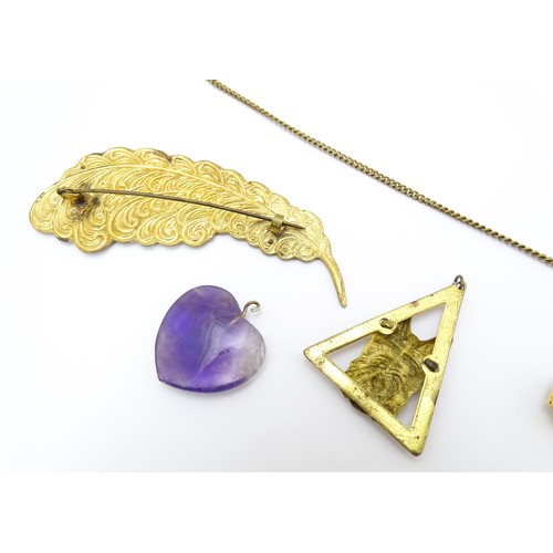 724A - A quantity of assorted jewellery to include brooches, pendants, cufflinks including a gilt metal pen... 