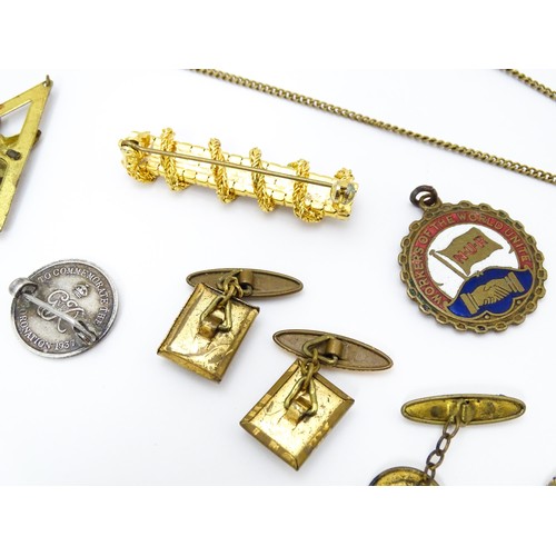 724A - A quantity of assorted jewellery to include brooches, pendants, cufflinks including a gilt metal pen... 