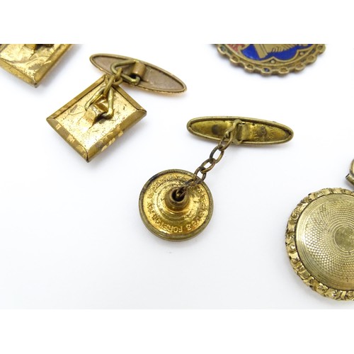 724A - A quantity of assorted jewellery to include brooches, pendants, cufflinks including a gilt metal pen... 