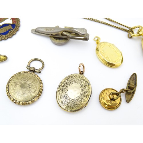 724A - A quantity of assorted jewellery to include brooches, pendants, cufflinks including a gilt metal pen... 