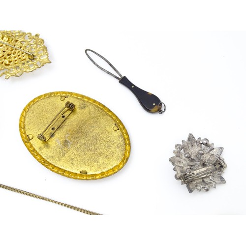 724A - A quantity of assorted jewellery to include brooches, pendants, cufflinks including a gilt metal pen... 