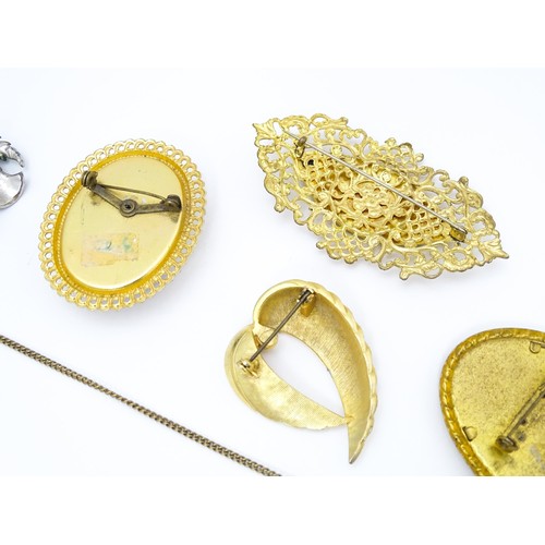 724A - A quantity of assorted jewellery to include brooches, pendants, cufflinks including a gilt metal pen... 