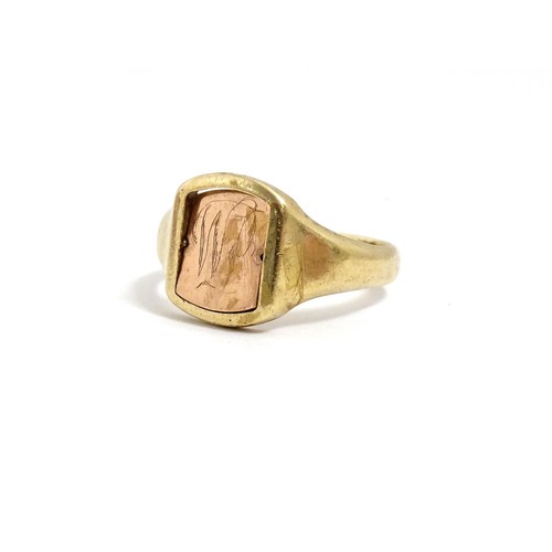 615 - Masonic / Freemasonry Interest: A 9ct gold Masonic swivel ring, the central rotating section with en... 