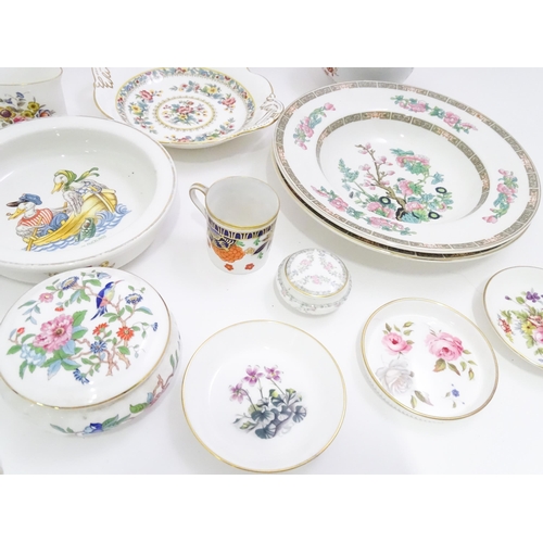 163 - A quantity of assorted ceramics to include items by Wedgwood, Coalport, Aynsley, Royal Worcester, Mi... 