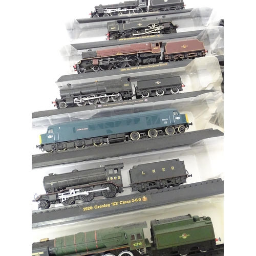 169 - Toys - Model Railway / Train Interest: A quantity of assorted display / collectors trains / locomoti... 