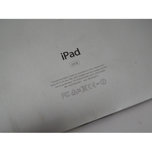 490 - Two Apple iPads to comprising a silver iPad Model A1337 and a black iPad Mini Model A1455 (2)