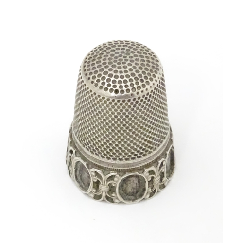 533 - A white metal thimble. Approx. 1