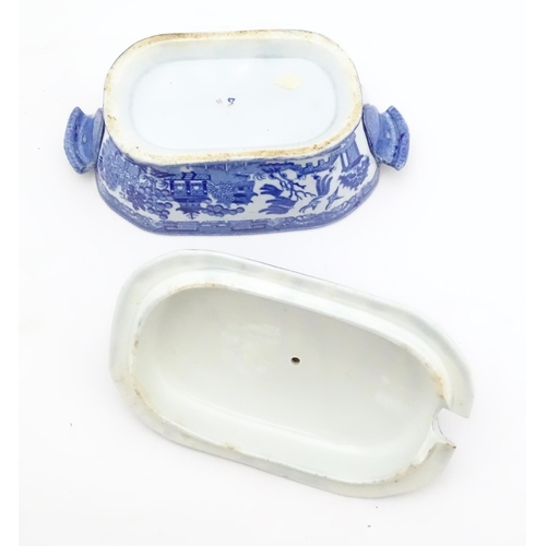 824 - Two items of blue and white to include a Spode pearlware sauce tureen and a shaped dish. Dish approx... 