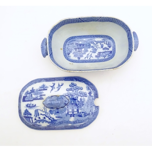 824 - Two items of blue and white to include a Spode pearlware sauce tureen and a shaped dish. Dish approx... 