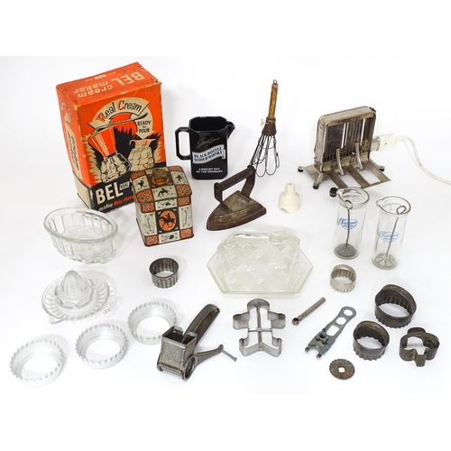 1079 - A quantity of vintage kitchenalia, comprising a boxed Bel cream maker, glass jelly mould, lemon juic... 