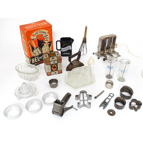 1079 - A quantity of vintage kitchenalia, comprising a boxed Bel cream maker, glass jelly mould, lemon juic... 