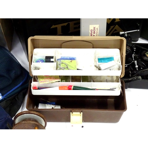 292 - Fishing : a quantity of vintage and modern tackle, including two box seats, a keepnet with bag, bank... 