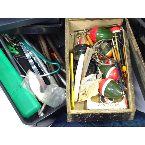 292 - Fishing : a quantity of vintage and modern tackle, including two box seats, a keepnet with bag, bank... 