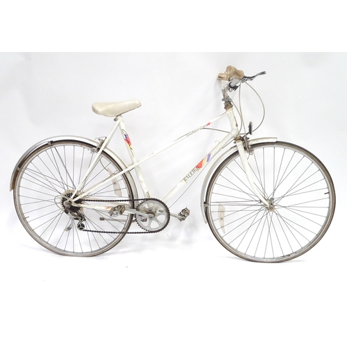 31 - Cycling : three adult bicycles / bikes , comprising a mens' Claude Butler Caymen, a ladies' Raleigh ... 