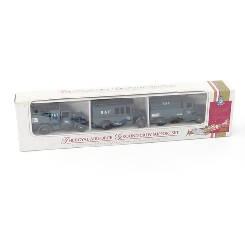 373 - Toys: Assorted scale model / die cast vehicles to include Corgi Classics Thornycroft Bus, Lledo Roya... 