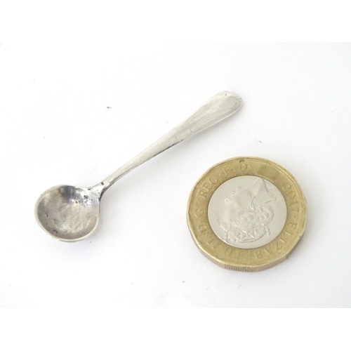 537 - A silver teaspoon with shell formed bowl hallmarked Sheffield 1909,Together with a silver plate salt... 