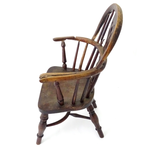 345 - A 19thC Windsor child's armchair with a double-bow stick back and shaped, pierced splat. Standing on... 